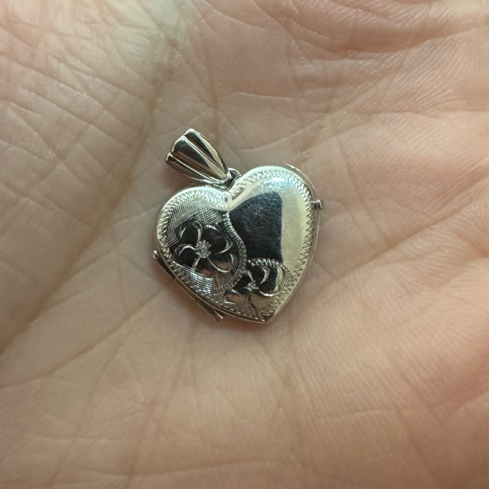 10k solid white gold heart locket marked